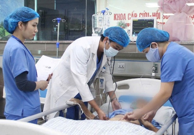 Hôn mê sâu do xuất huyết não, bệnh nhân 87 tuổi hồi phục sau 20 ngày- Ảnh 1.