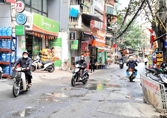 Người dân khốn khổ vì nước cống tràn lên mặt đường Triều Khúc- Ảnh 3.