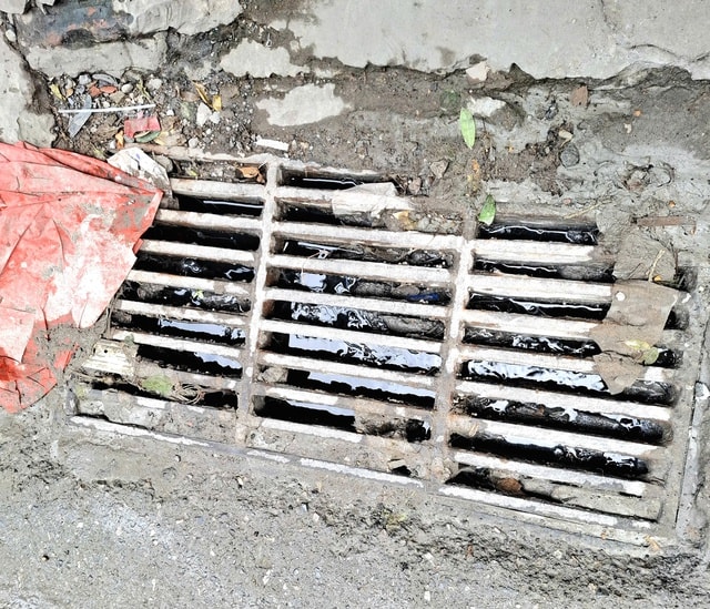 Người dân khốn khổ vì nước cống tràn lên mặt đường Triều Khúc- Ảnh 4.