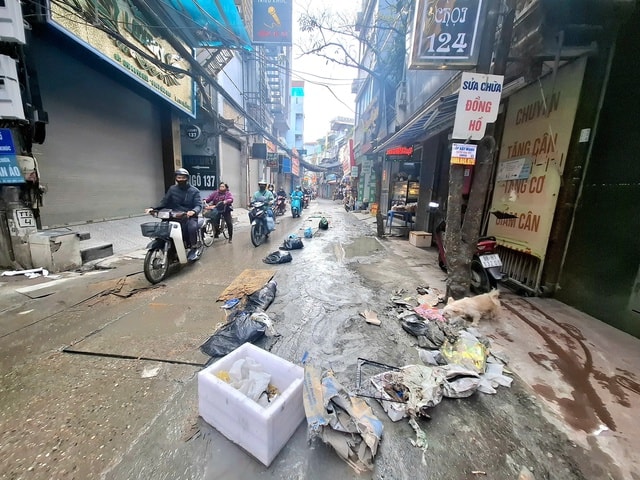 Người dân khốn khổ vì nước cống tràn lên mặt đường Triều Khúc- Ảnh 2.