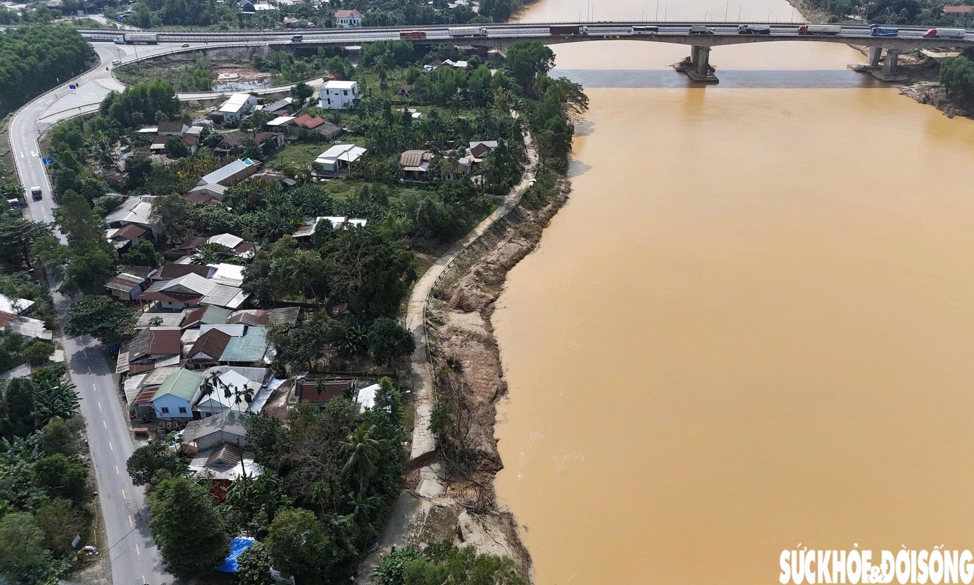 Sạt lở 'nuốt' đường, đe doạ nhà cửa, đất sản xuất của người dân- Ảnh 1.