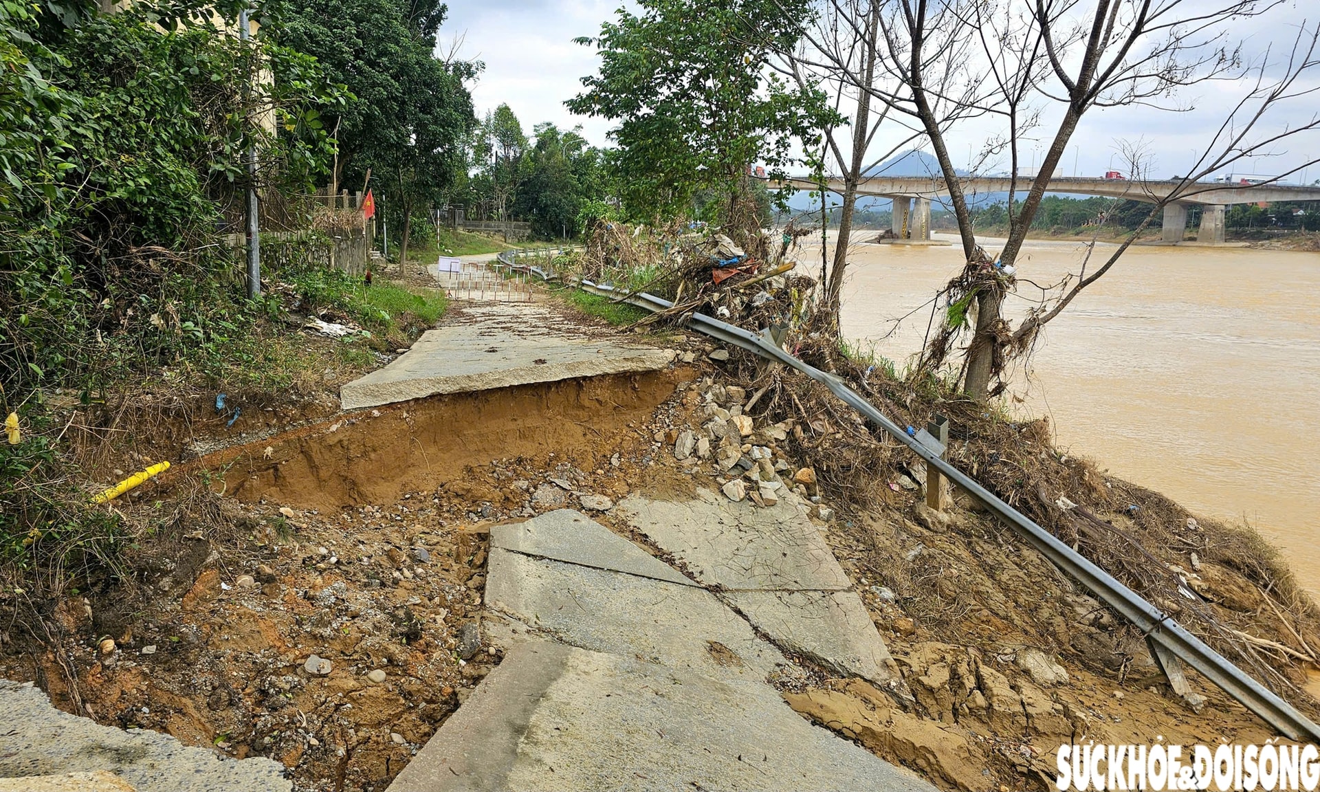 Sạt lở 'nuốt' đường, đe doạ nhà cửa, đất sản xuất của người dân- Ảnh 3.