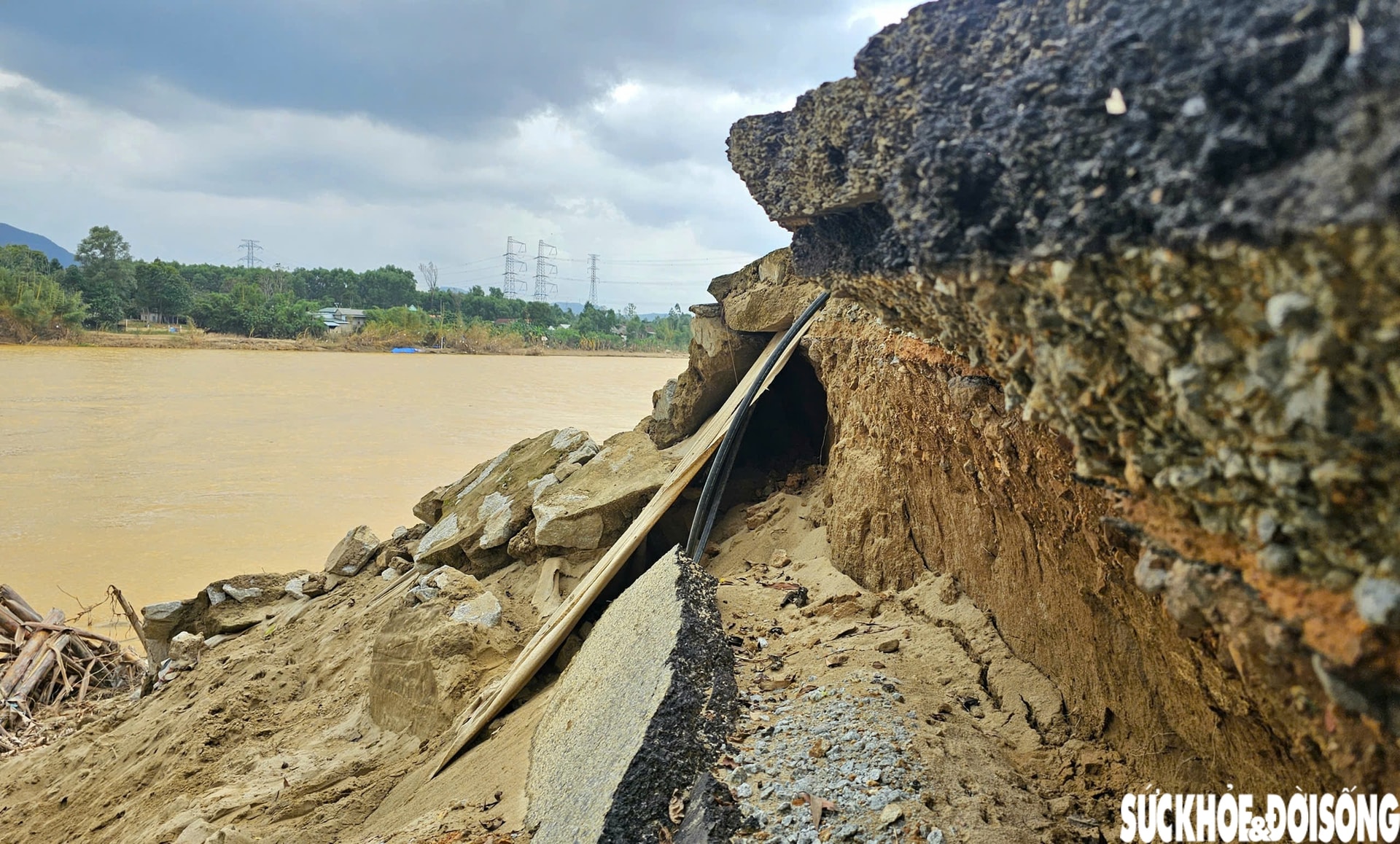 Sạt lở 'nuốt' đường, đe doạ nhà cửa, đất sản xuất của người dân- Ảnh 4.