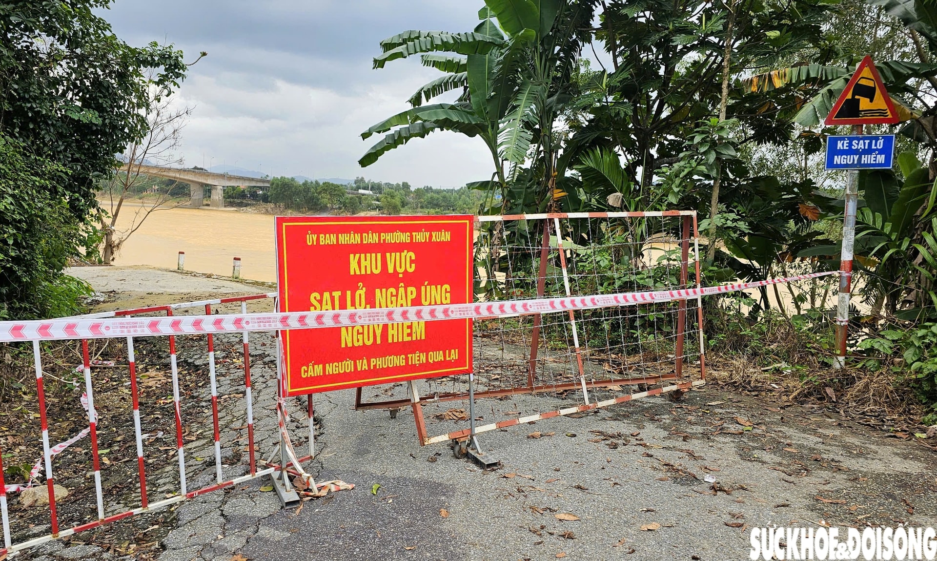 Sạt lở 'nuốt' đường, đe doạ nhà cửa, đất sản xuất của người dân- Ảnh 5.