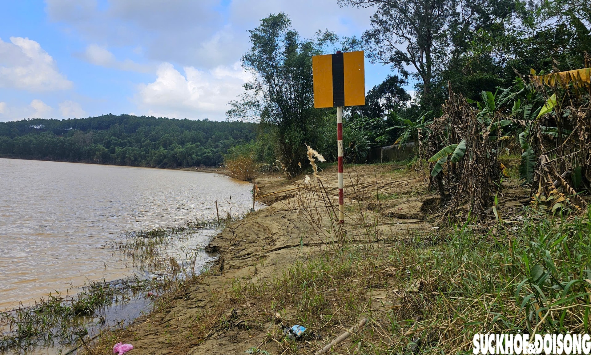 Sạt lở 'nuốt' đường, đe doạ nhà cửa, đất sản xuất của người dân- Ảnh 6.