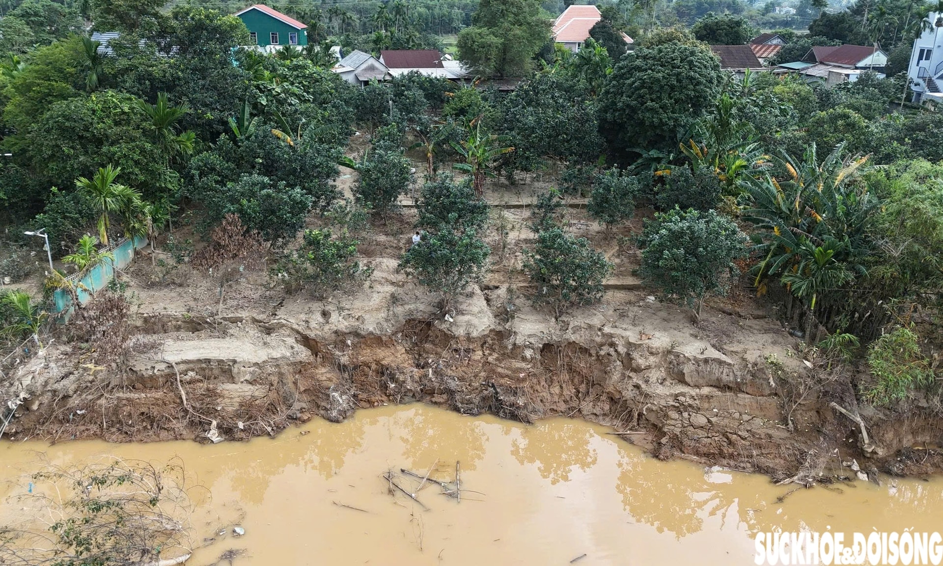 Sạt lở 'nuốt' đường, đe doạ nhà cửa, đất sản xuất của người dân- Ảnh 7.