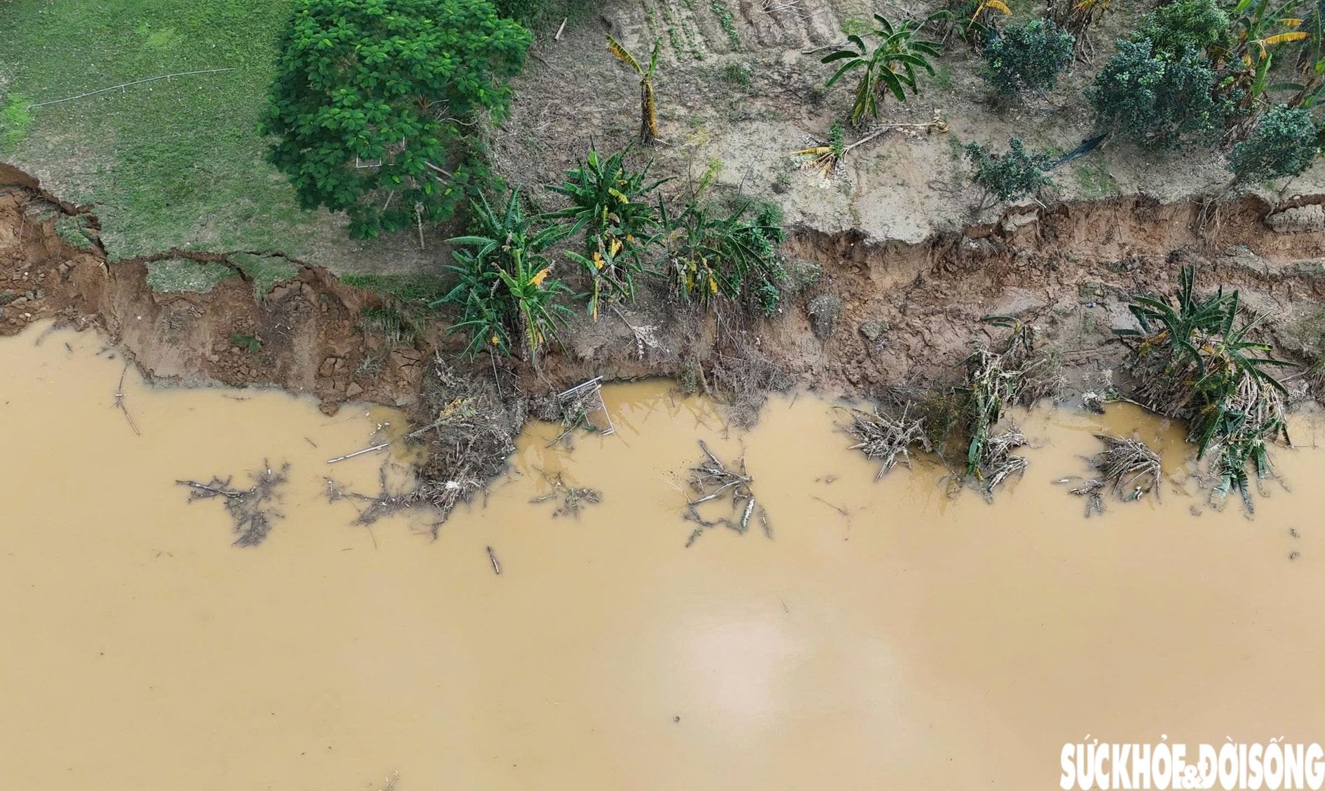 Sạt lở 'nuốt' đường, đe doạ nhà cửa, đất sản xuất của người dân- Ảnh 11.