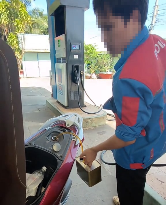 Sau vụ từ chối nhận chuyển khoản, rút lại xăng của khách, địa phương đề nghị đẩy mạnh thanh toán trực tuyến- Ảnh 1. Sau vụ từ chối nhận chuyển khoản, rút lại xăng của khách, địa phương đề nghị đẩy mạnh thanh toán trực tuyến- Ảnh 1.