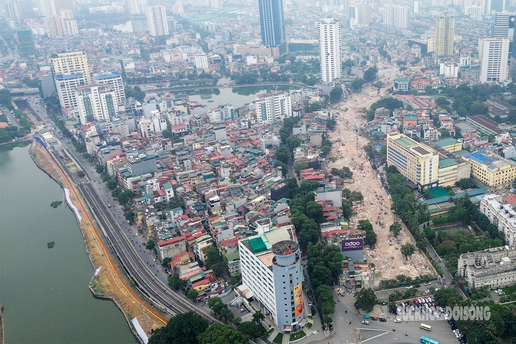 Dãy nhà bám sát trục đường Đê La Thành biến mất, lộ diện mặt bằng 'khổng lồ' của Vành đai 1 - Ảnh 1.
