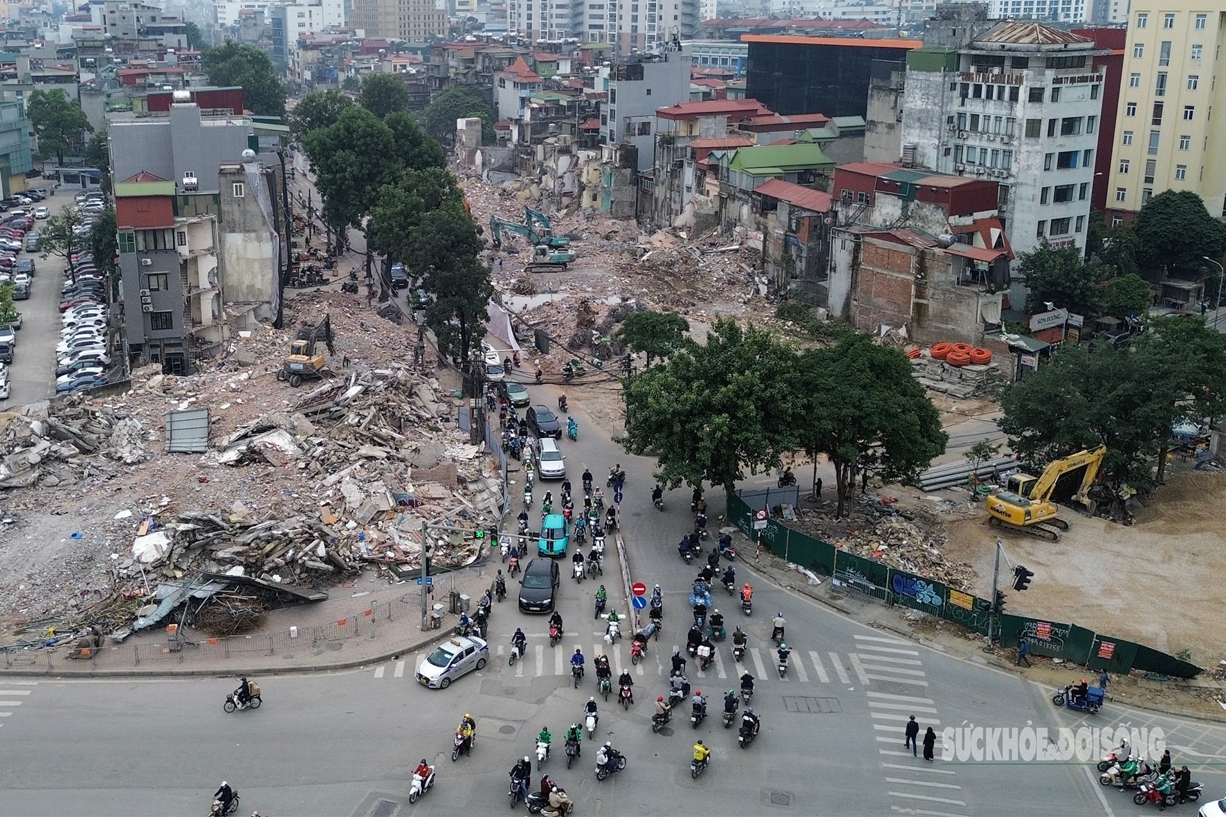 Dãy nhà bám sát trục đường Đê La Thành biến mất, lộ diện mặt bằng 'khổng lồ' của Vành đai 1 - Ảnh 2.