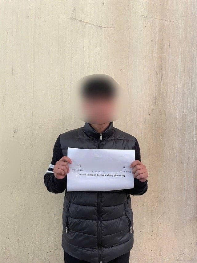 Khởi tố 2 đối tượng đánh bạc trên mạng- Ảnh 2. Khởi tố 2 đối tượng đánh bạc trên mạng- Ảnh 2.