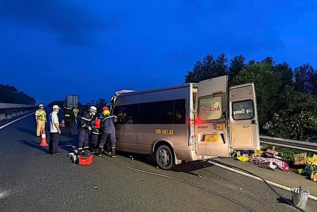 Mặt đường lún, biển báo rối gây mất an toàn: Cao tốc Đà Nẵng - Quảng Ngãi bị 'tuýt còi'- Ảnh 2. Mặt đường lún, biển báo rối gây mất an toàn: Cao tốc Đà Nẵng - Quảng Ngãi bị 'tuýt còi'- Ảnh 2.