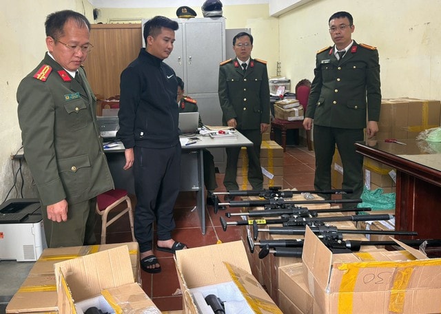 Vạch trần đường dây ngụy trang 'dụng cụ thông bồn cầu' để mua bán vũ khí quân dụng- Ảnh 1. Vạch trần đường dây ngụy trang 'dụng cụ thông bồn cầu' để mua bán vũ khí quân dụng- Ảnh 1.