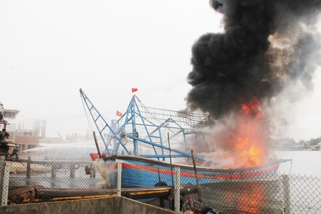 Tàu cá Đà Nẵng cháy và chìm trên biển, 55 thuyền viên gặp nạn- Ảnh 1.