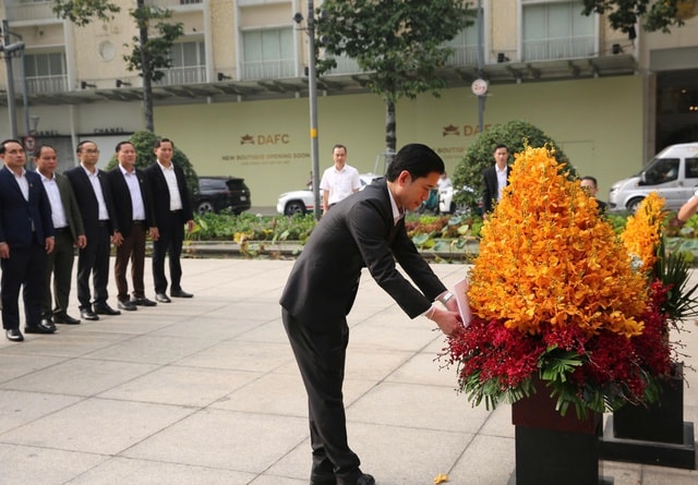 Đoàn đại biểu Lào dâng hoa tưởng niệm Chủ tịch Hồ Chí Minh tại TPHCM- Ảnh 1. Đoàn đại biểu Lào dâng hoa tưởng niệm Chủ tịch Hồ Chí Minh tại TPHCM- Ảnh 1.