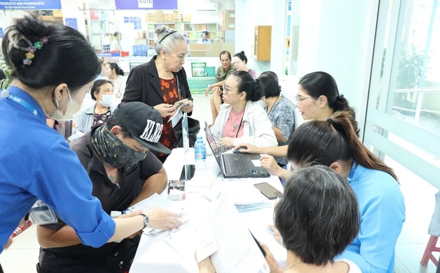 Bệnh viện Y học cổ truyền TPHCM tặng thẻ BHYT cho người cao tuổi, khó khăn- Ảnh 1. Bệnh viện Y học cổ truyền TPHCM tặng thẻ BHYT cho người cao tuổi, khó khăn- Ảnh 1.