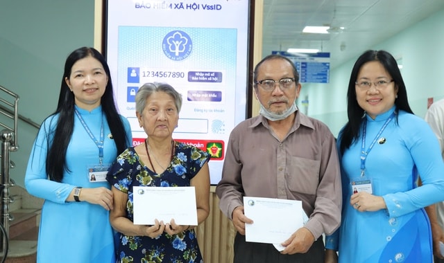 Bệnh viện Y học cổ truyền TPHCM tặng thẻ BHYT cho người cao tuổi, khó khăn- Ảnh 2. Bệnh viện Y học cổ truyền TPHCM tặng thẻ BHYT cho người cao tuổi, khó khăn- Ảnh 2.