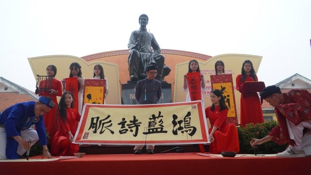 Lan tỏa sâu rộng giá trị to lớn di sản của Đại thi hào Nguyễn Du- Ảnh 1. Lan tỏa sâu rộng giá trị to lớn di sản của Đại thi hào Nguyễn Du- Ảnh 1.
