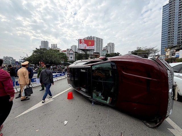 Tai nạn liên hoàn 3 ô tô tại Ngã Tư Sở, một xe lật nghiêng, bung túi khí- Ảnh 2. Tai nạn liên hoàn 3 ô tô tại Ngã Tư Sở, một xe lật nghiêng, bung túi khí- Ảnh 2.