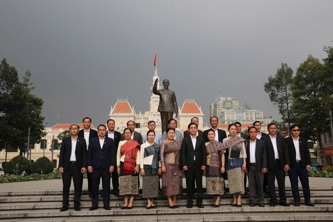 Đoàn đại biểu Lào dâng hoa tưởng niệm Chủ tịch Hồ Chí Minh tại TPHCM- Ảnh 3. Đoàn đại biểu Lào dâng hoa tưởng niệm Chủ tịch Hồ Chí Minh tại TPHCM- Ảnh 3.