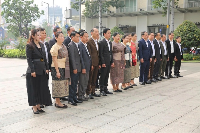 Đoàn đại biểu Lào dâng hoa tưởng niệm Chủ tịch Hồ Chí Minh tại TPHCM- Ảnh 2. Đoàn đại biểu Lào dâng hoa tưởng niệm Chủ tịch Hồ Chí Minh tại TPHCM- Ảnh 2.