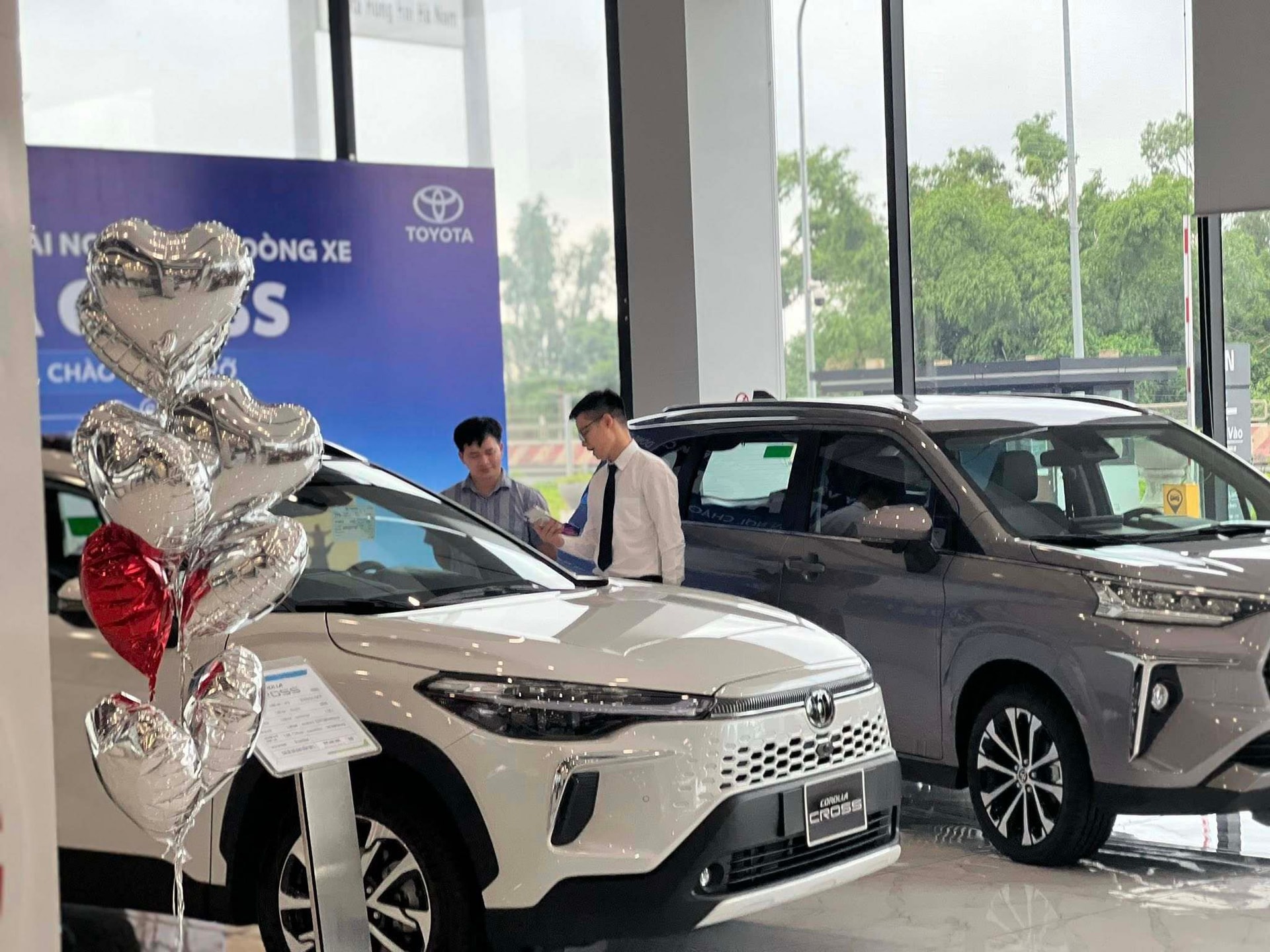 Lượng khách tới xem và mua Corolla Cross HEV trong tháng 12 tăng đáng kể.