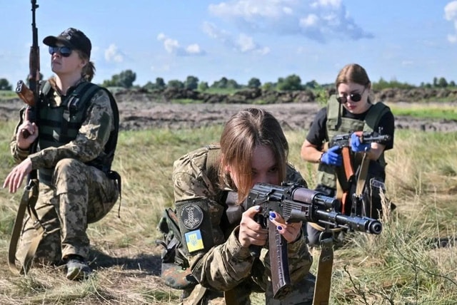 Phụ nữ Ukraine đang phải đảm nhận nhiều 'vai trò đặc quyền' của nam giới ở tiền tuyến- Ảnh 1.