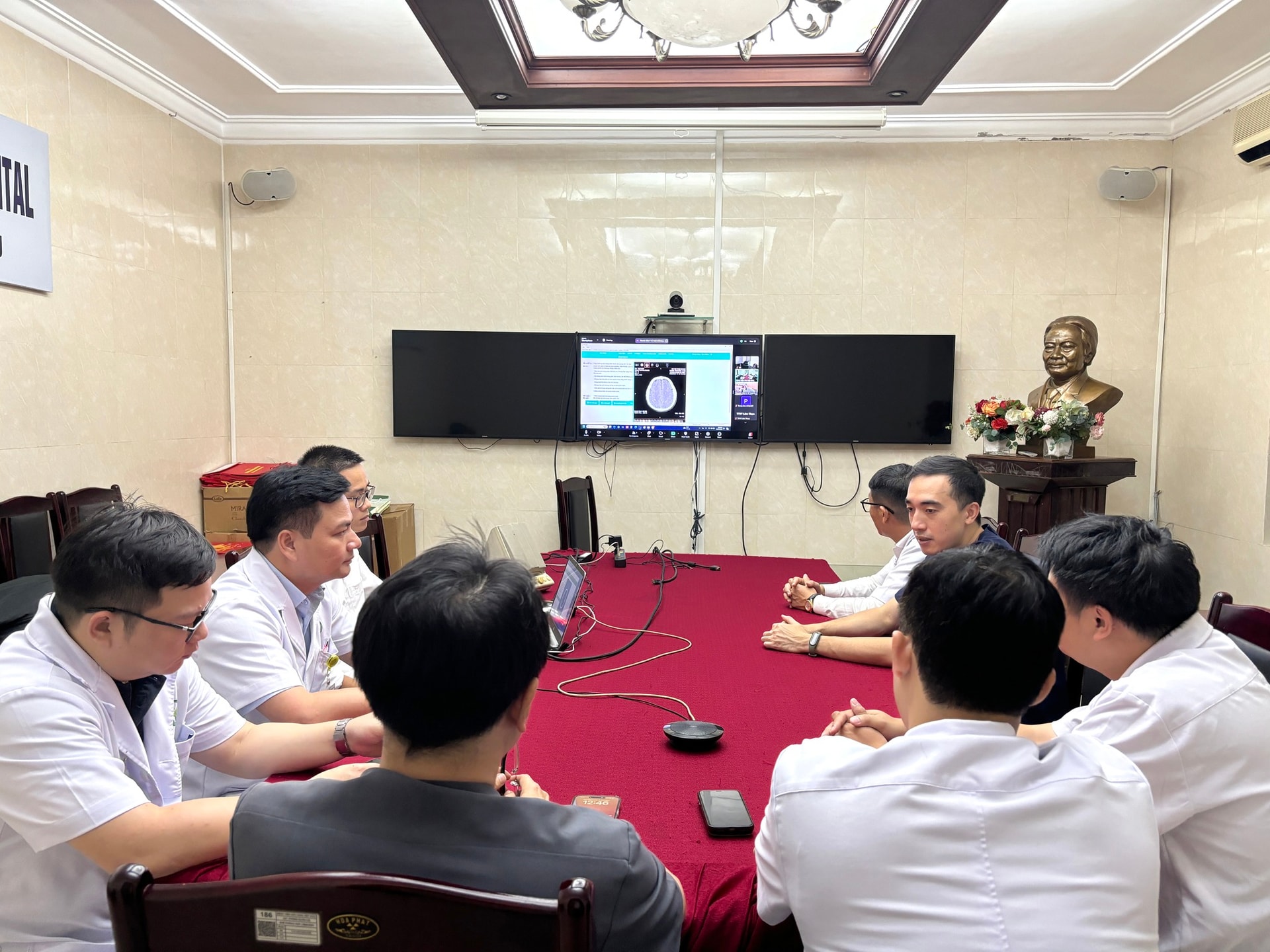 Đến Ninh Bình khám bác sĩ Bạch Mai, Việt Đức (P2): Nhân lực chất lượng cao- Ảnh 4.