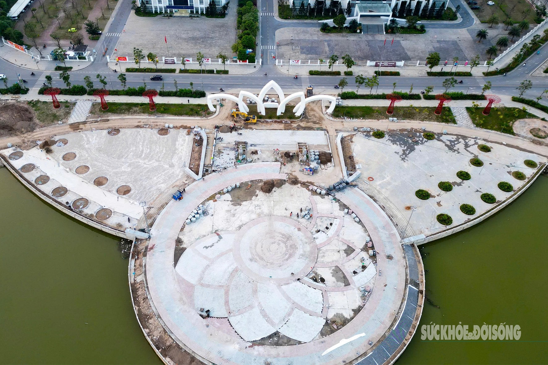 Lộ diện cổng hoa sen 5 cánh tại Công viên Gia Lâm- Ảnh 2.