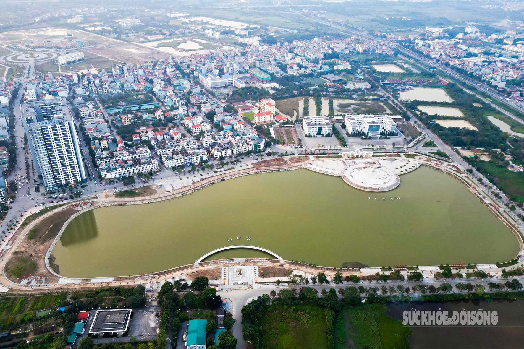 Lộ diện cổng hoa sen 5 cánh tại Công viên Gia Lâm- Ảnh 1.