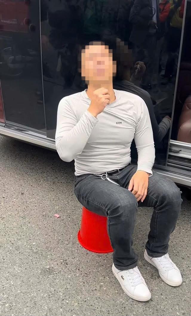 Vụ xe ô tô Santafe lật nghiêng tại Ngã Tư Sở: Tài xế dương tính với ma túy- Ảnh 2.