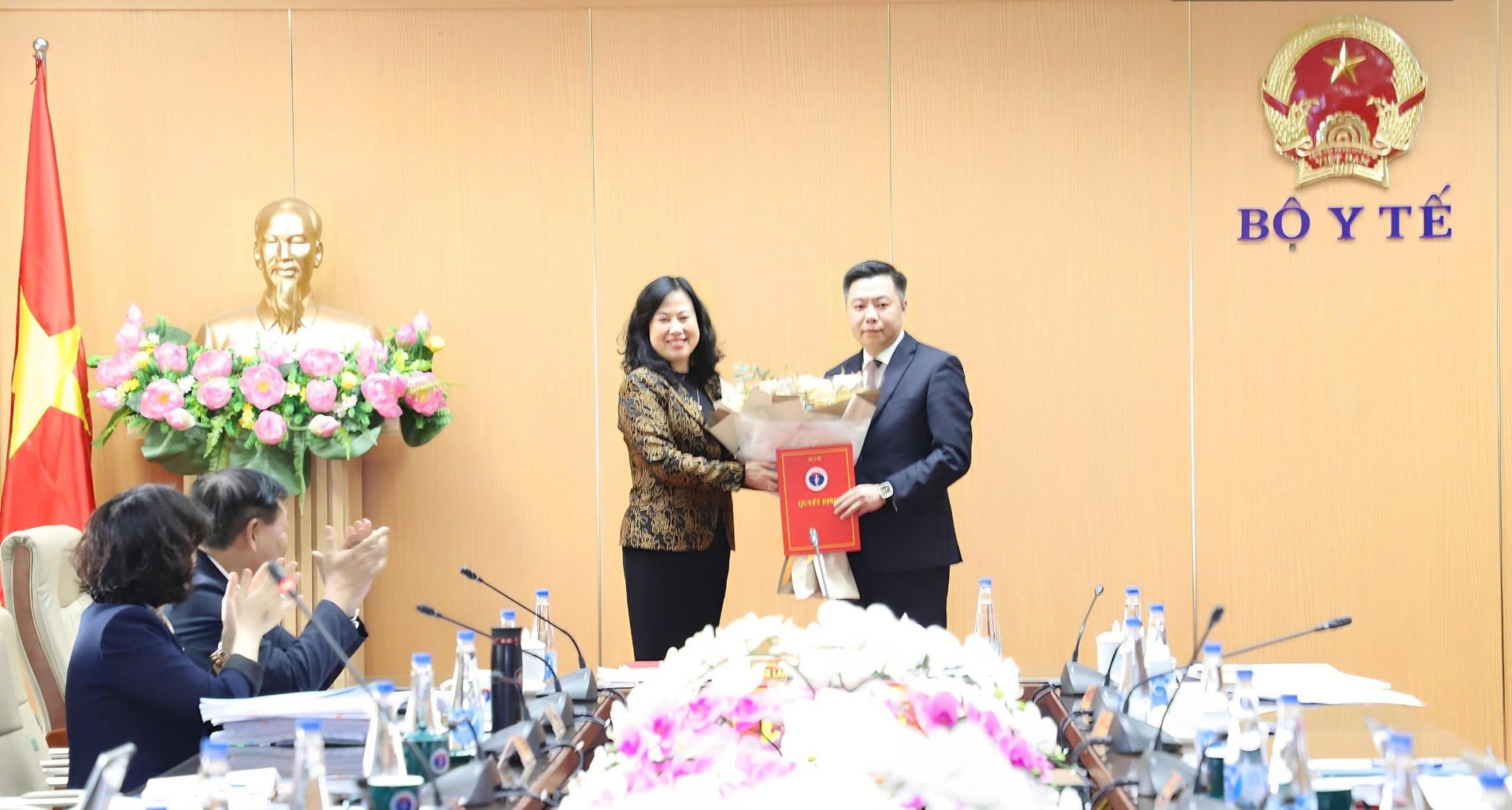 Bộ Y tế công bố quyết định điều động, bổ nhiệm, bổ nhiệm lại lãnh đạo một số đơn vị- Ảnh 1.