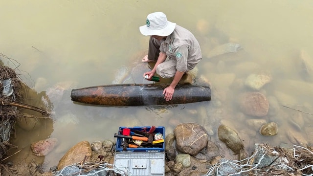 Quả bom chứa đầy thuốc nổ được phát hiện gần chợ ở Huế- Ảnh 1.