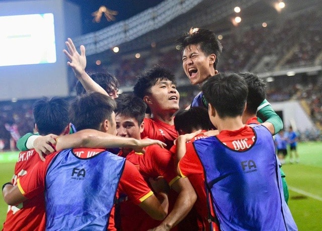 Thủ tướng chúc mừng Đội tuyển bóng đá nam U22 và Đội tuyển nữ Futsal quốc gia giành Huy chương Vàng SEA Games- Ảnh 1.