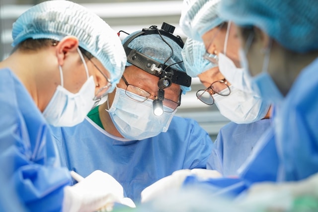 Bóc tách khối u sợi thần kinh khổng lồ gần 1 kg, trả lại diện mạo cho chàng trai trẻ- Ảnh 2.