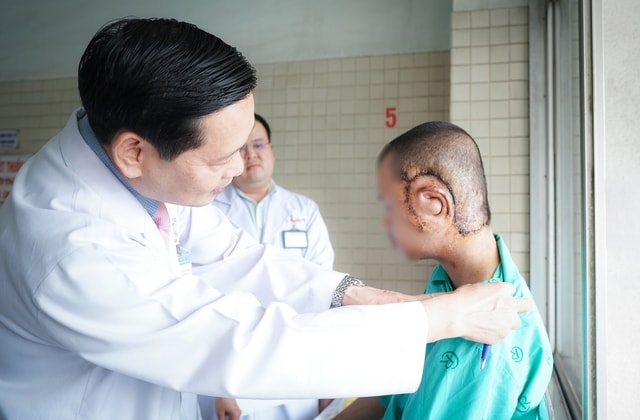 Bóc tách khối u sợi thần kinh khổng lồ gần 1 kg, trả lại diện mạo cho chàng trai trẻ- Ảnh 3.