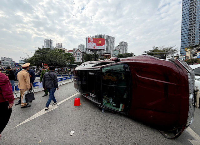 Vụ xe ô tô Santafe lật nghiêng tại Ngã Tư Sở: Tài xế dương tính với ma túy- Ảnh 1.