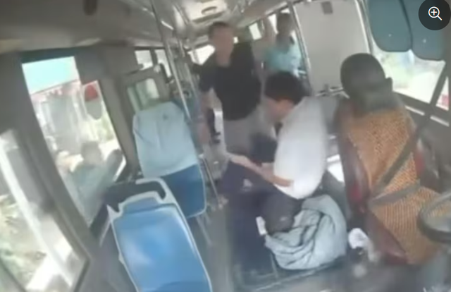 Công an TP Hà Nội truy tìm đối tượng hành hung lái xe buýt tuyến 67- Ảnh 2.