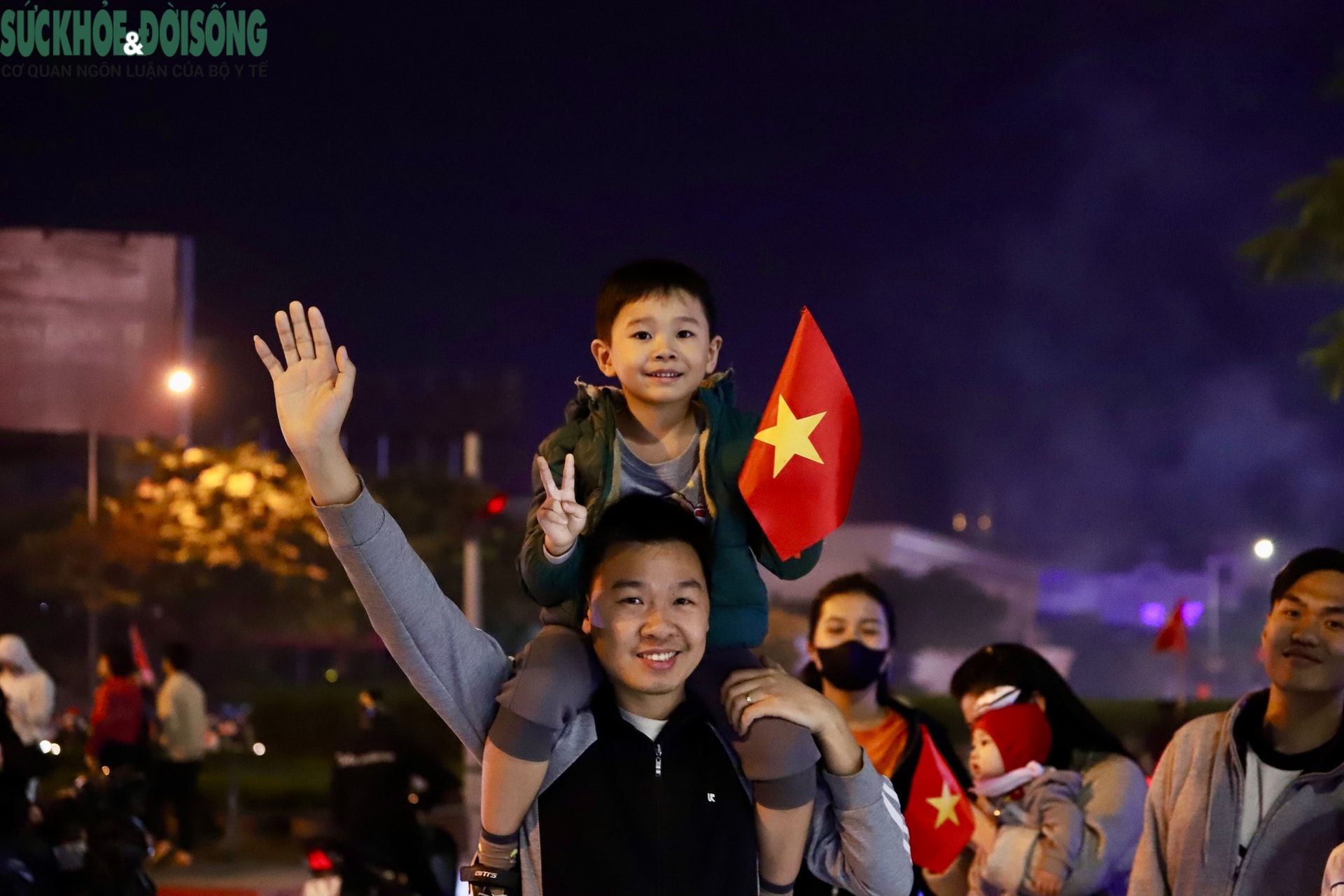 Nhìn lại những hình ảnh đẹp trong đêm người dân Hà Nội mừng tuyển U22 Việt Nam vô địch SEA Games- Ảnh 9.