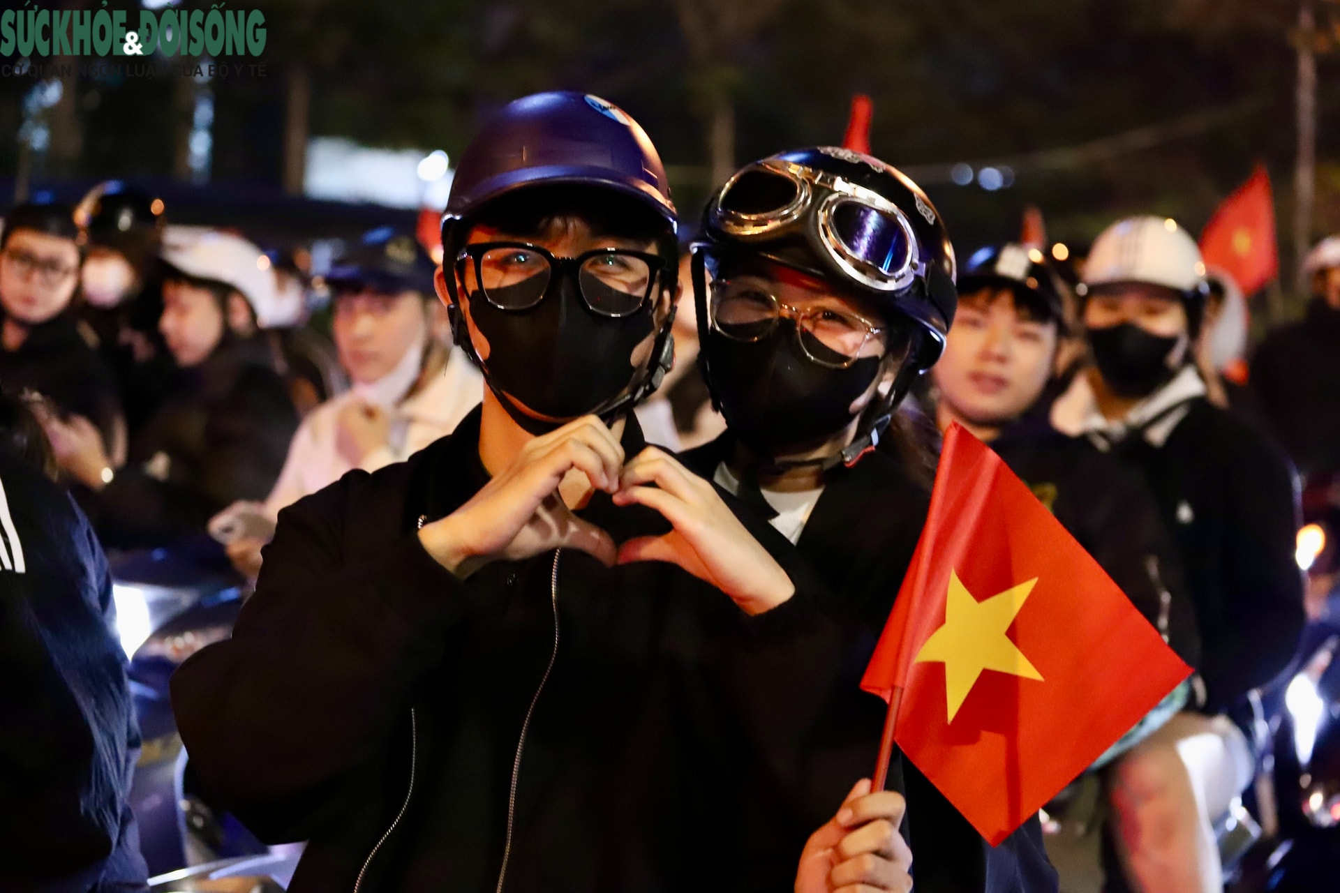 Nhìn lại những hình ảnh đẹp trong đêm người dân Hà Nội mừng tuyển U22 Việt Nam vô địch SEA Games- Ảnh 3.