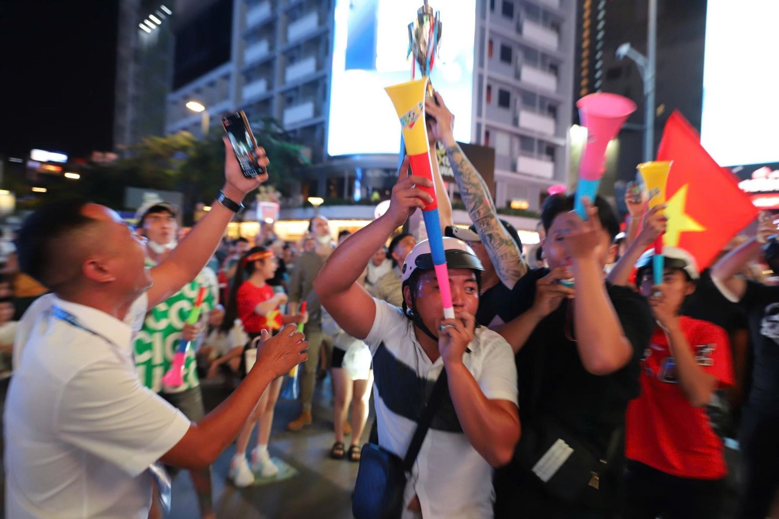 TP Hồ Chí Minh 'bùng nổ' trong đêm mừng U22 Việt Nam vô địch SEA Games 33- Ảnh 3.