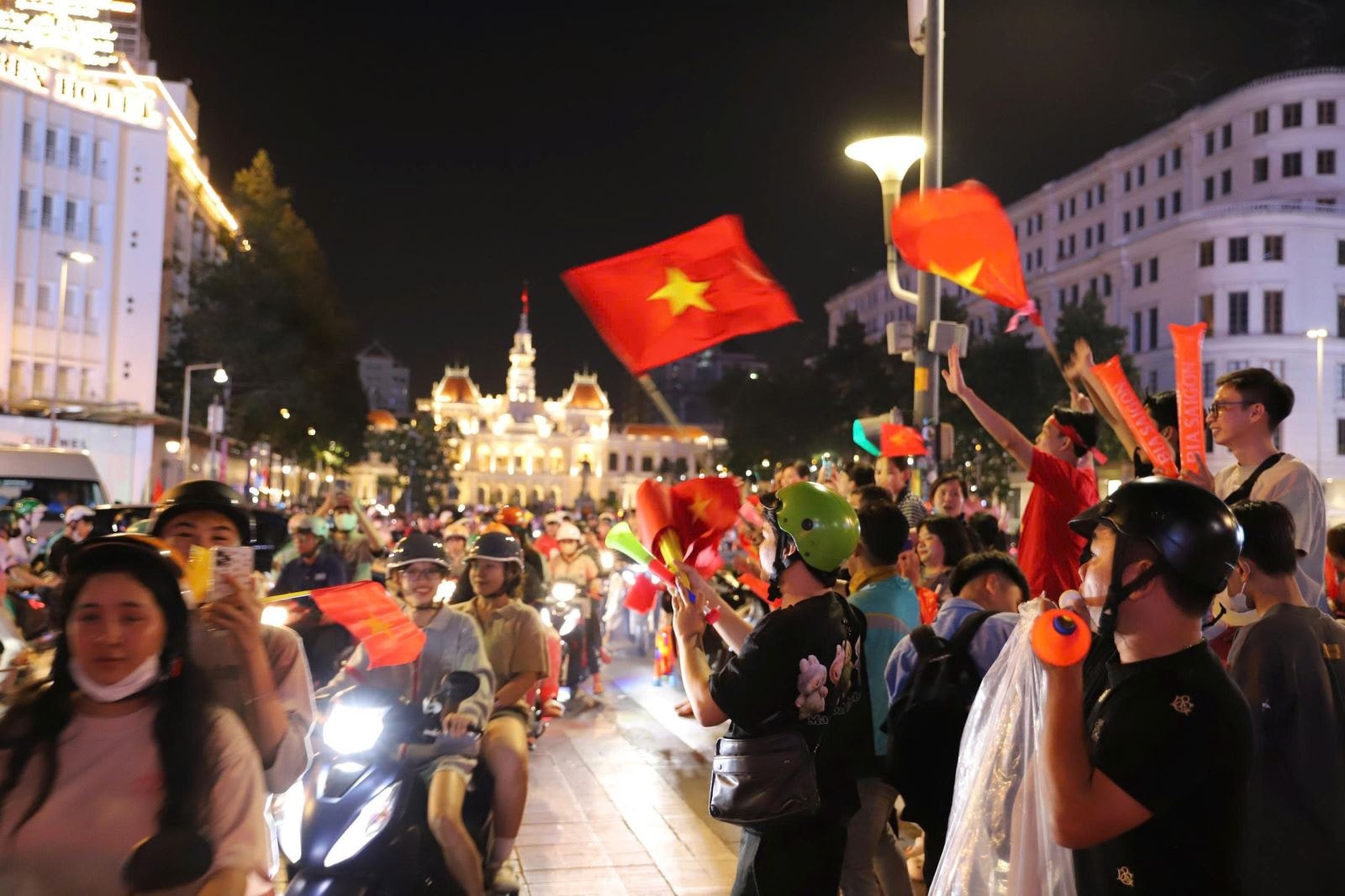 TP Hồ Chí Minh 'bùng nổ' trong đêm mừng U22 Việt Nam vô địch SEA Games 33- Ảnh 1.