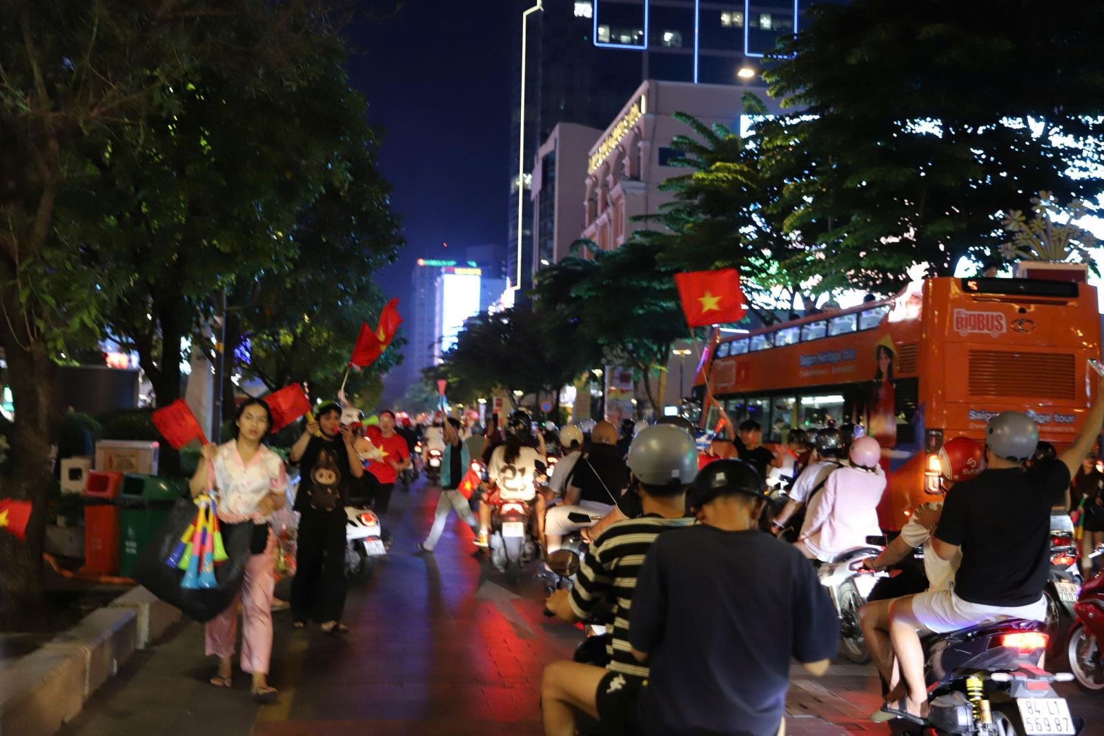 TP Hồ Chí Minh 'bùng nổ' trong đêm mừng U22 Việt Nam vô địch SEA Games 33- Ảnh 6.