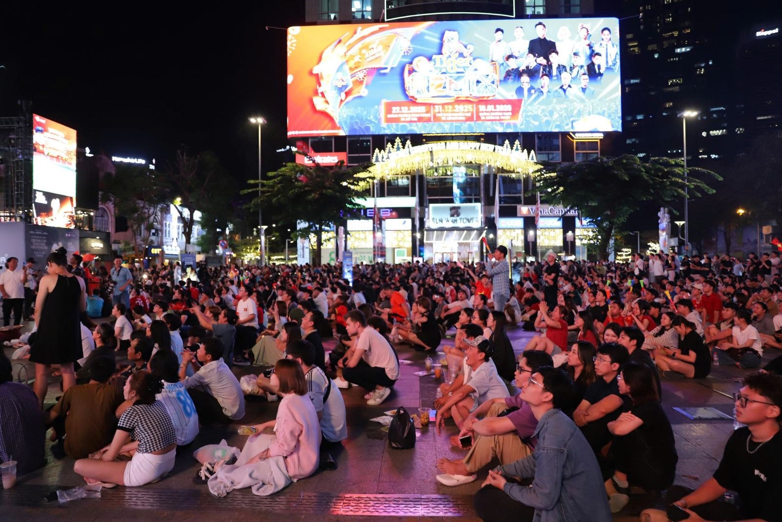 TP Hồ Chí Minh 'bùng nổ' trong đêm mừng U22 Việt Nam vô địch SEA Games 33- Ảnh 5.
