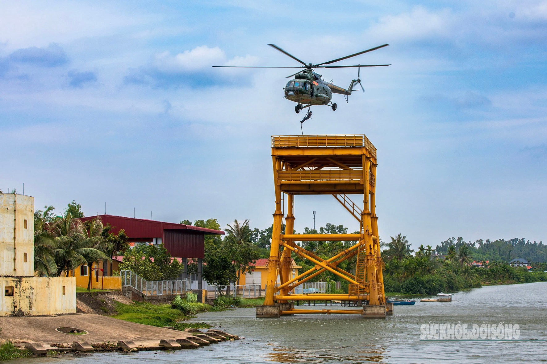 Nửa thế kỷ giữ bình yên cho vùng trời Tổ quốc của Không quân 916- Ảnh 8.