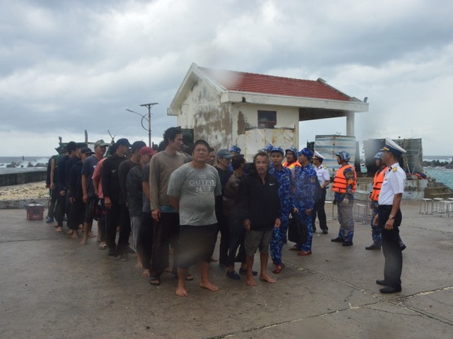 Sức khỏe của các ngư dân trên tàu cá bị cháy ngoài biển hiện ra sao?- Ảnh 1.