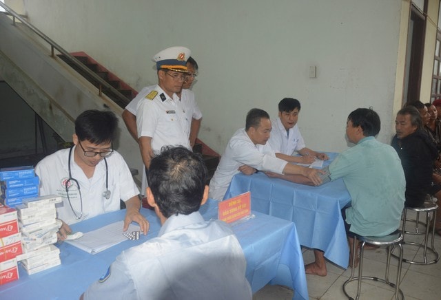 Sức khỏe của các ngư dân trên tàu cá bị cháy ngoài biển hiện ra sao?- Ảnh 2.