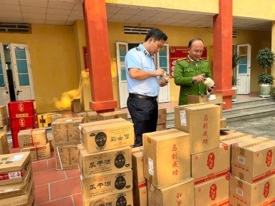 Kiểm tra địa điểm kinh doanh, bất ngờ phát hiện hơn 2000 chai rượu nghi nhập lậu- Ảnh 1.