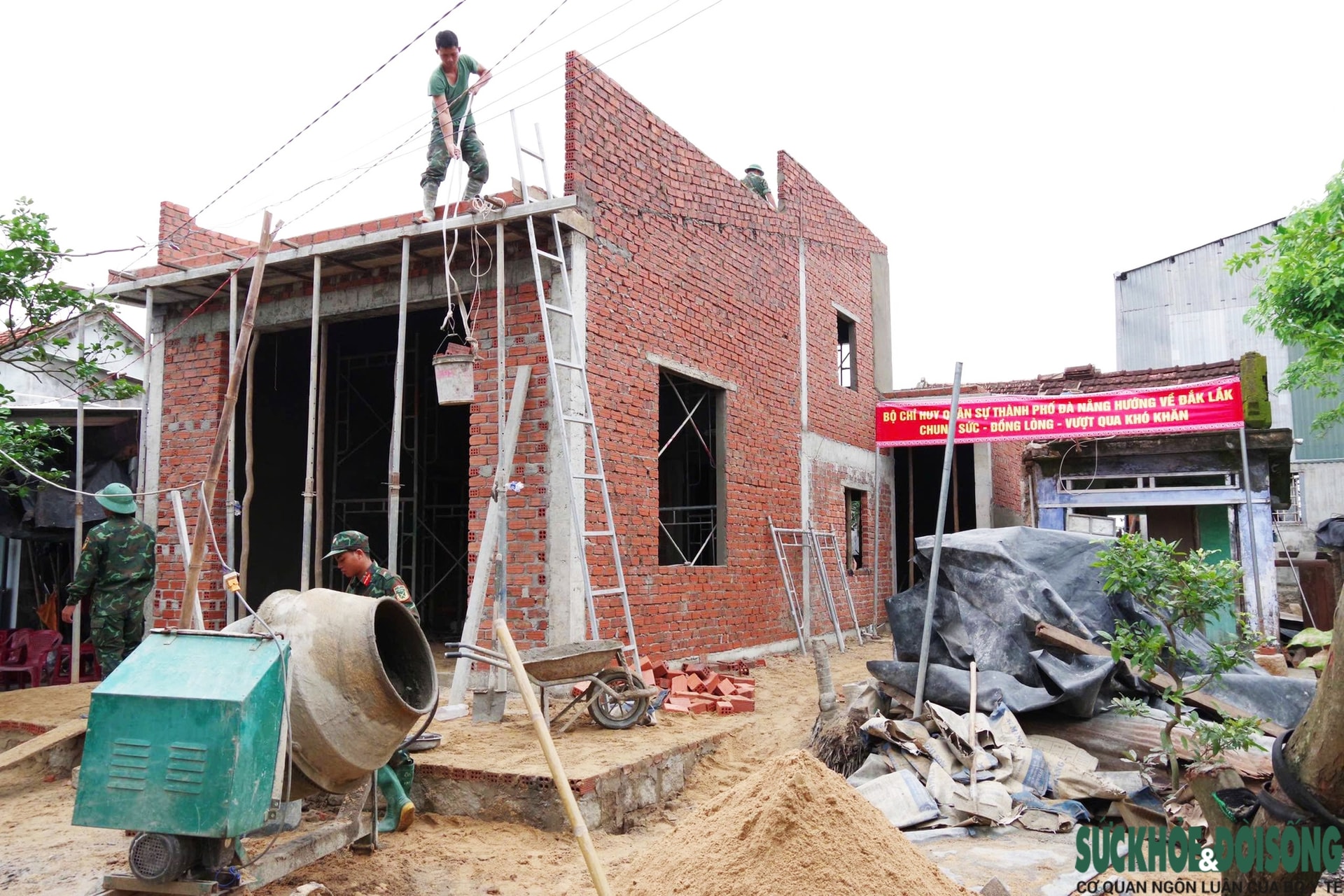 Từ đống hoang tàn sau lũ đến ngôi nhà mới vững chãi tình quân dân- Ảnh 1.