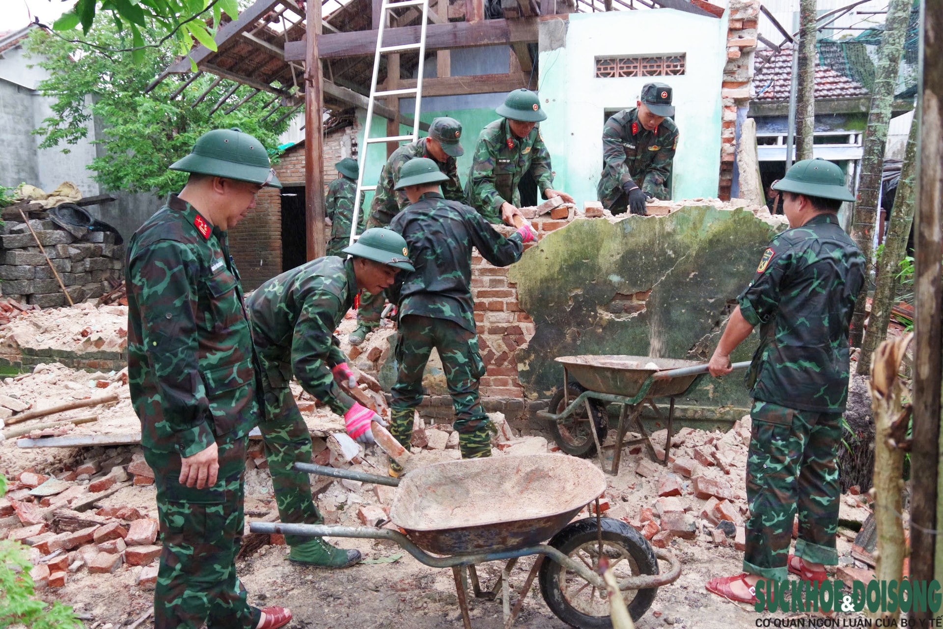 Từ đống hoang tàn sau lũ đến ngôi nhà mới vững chãi tình quân dân- Ảnh 2.